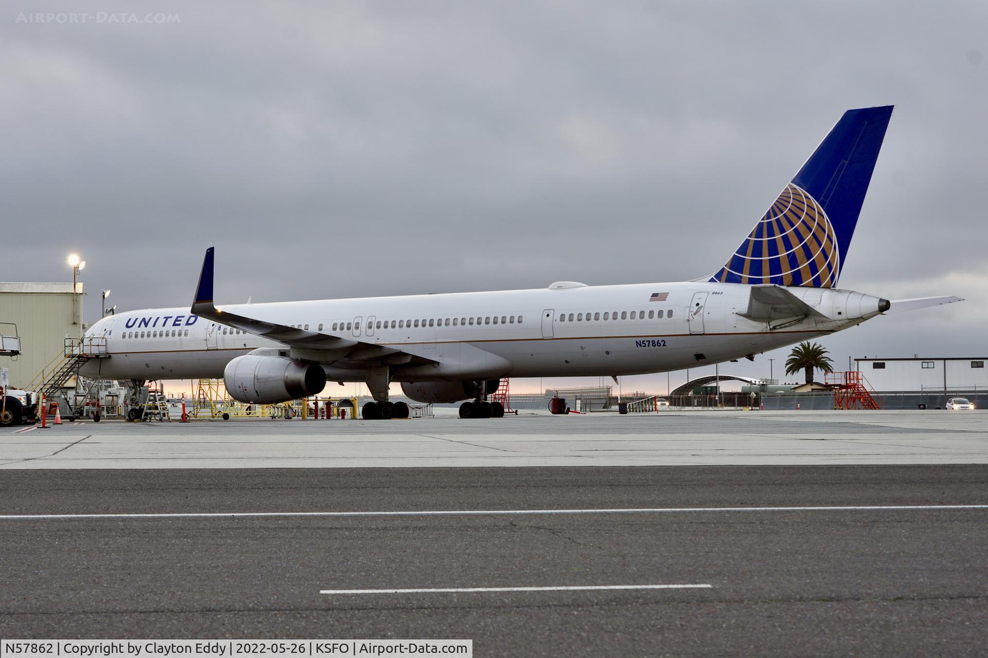 N57862, 2001 Boeing 757-33N C/N 32586, SFO 2022.