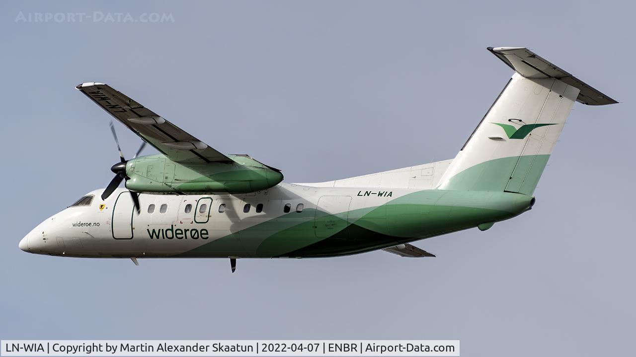 LN-WIA, 1993 De Havilland Canada DHC-8-103 Dash 8 C/N 359, Takeoff rwy. 35.