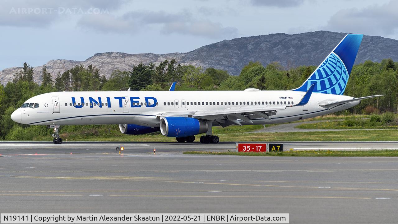 N19141, 2000 Boeing 757-224 C/N 30354, Landing rwy. 17.