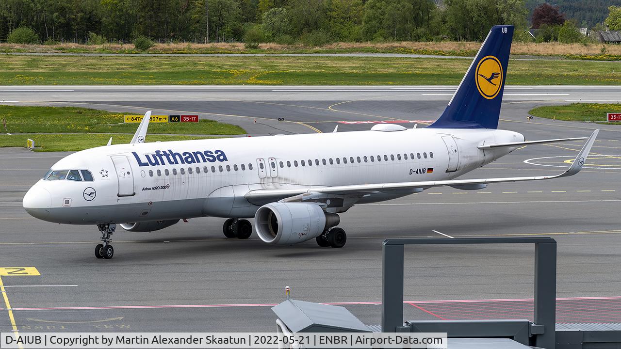 D-AIUB, 2014 Airbus A320-214 C/N 5972, Taxying to parking at gate 26.
