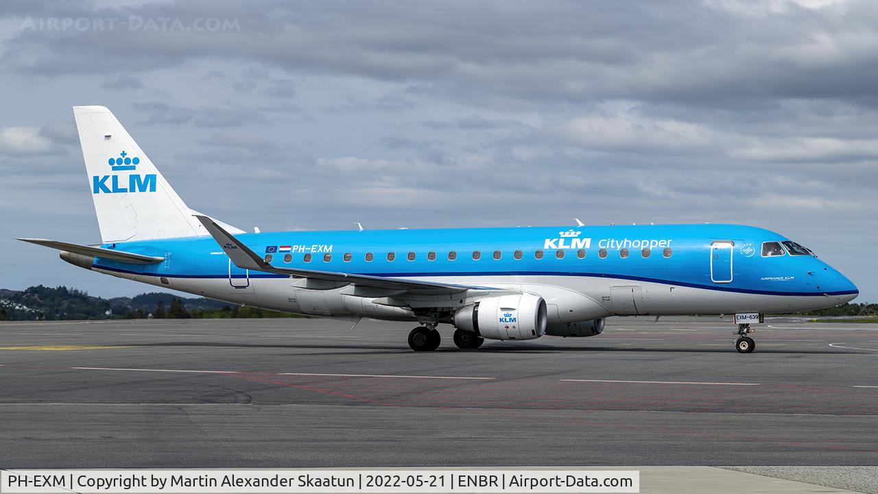 PH-EXM, 2017 Embraer 175STD (ERJ-170-200) C/N 17000639, Taxying to parking.