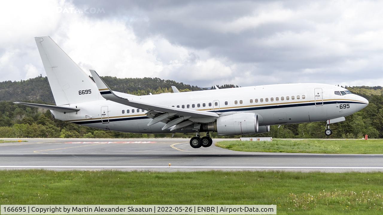 166695, 2010 Boeing C-40A Clipper C/N 40574, Landing rwy. 17.