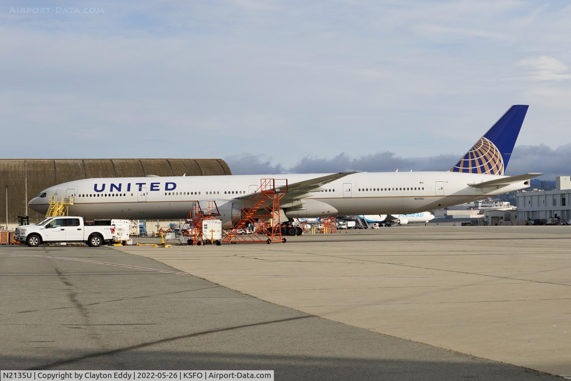 N2135U, 2017 Boeing 777-300/ER C/N 62646, SFO 2022.