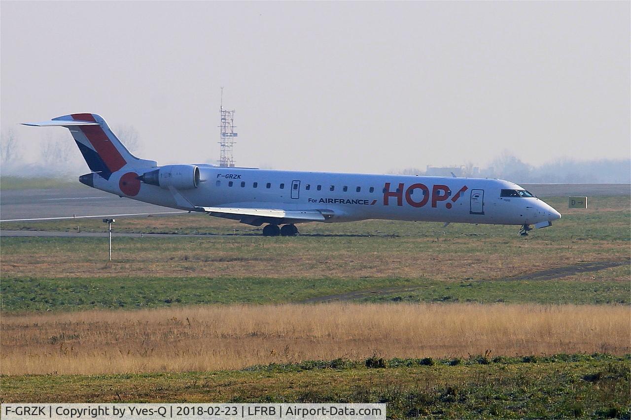 F-GRZK, 2005 Canadair CRJ-702 (CL-600-2C10) Regional Jet C/N 10198, Canadair CRJ-702, Taxiing to boarding area, Brest-Bretagne airport (LFRB-BES)