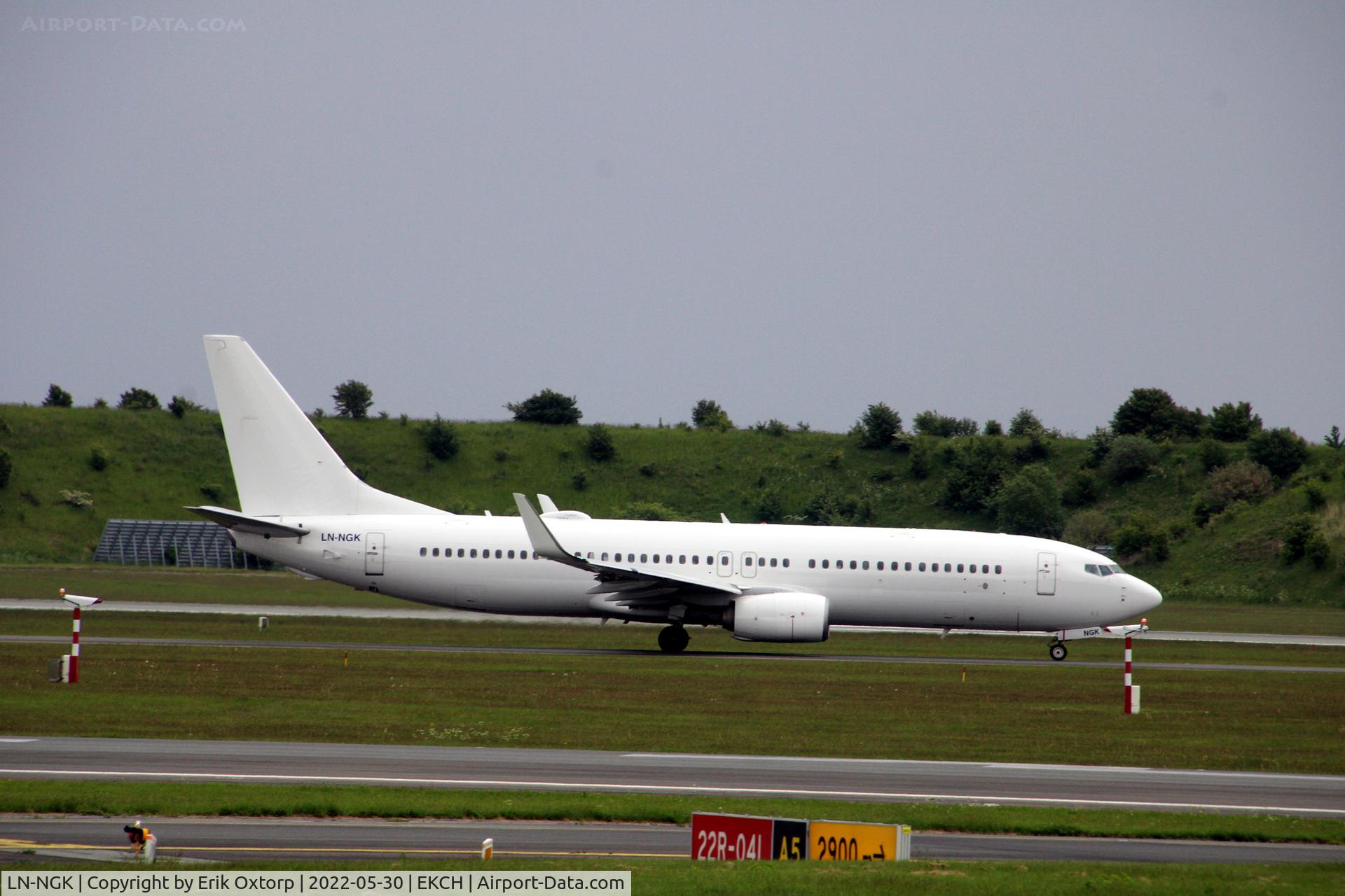 LN-NGK, 2013 Boeing 737-8JP C/N 39022, LN-NGK taxi for takeoff rw 04R