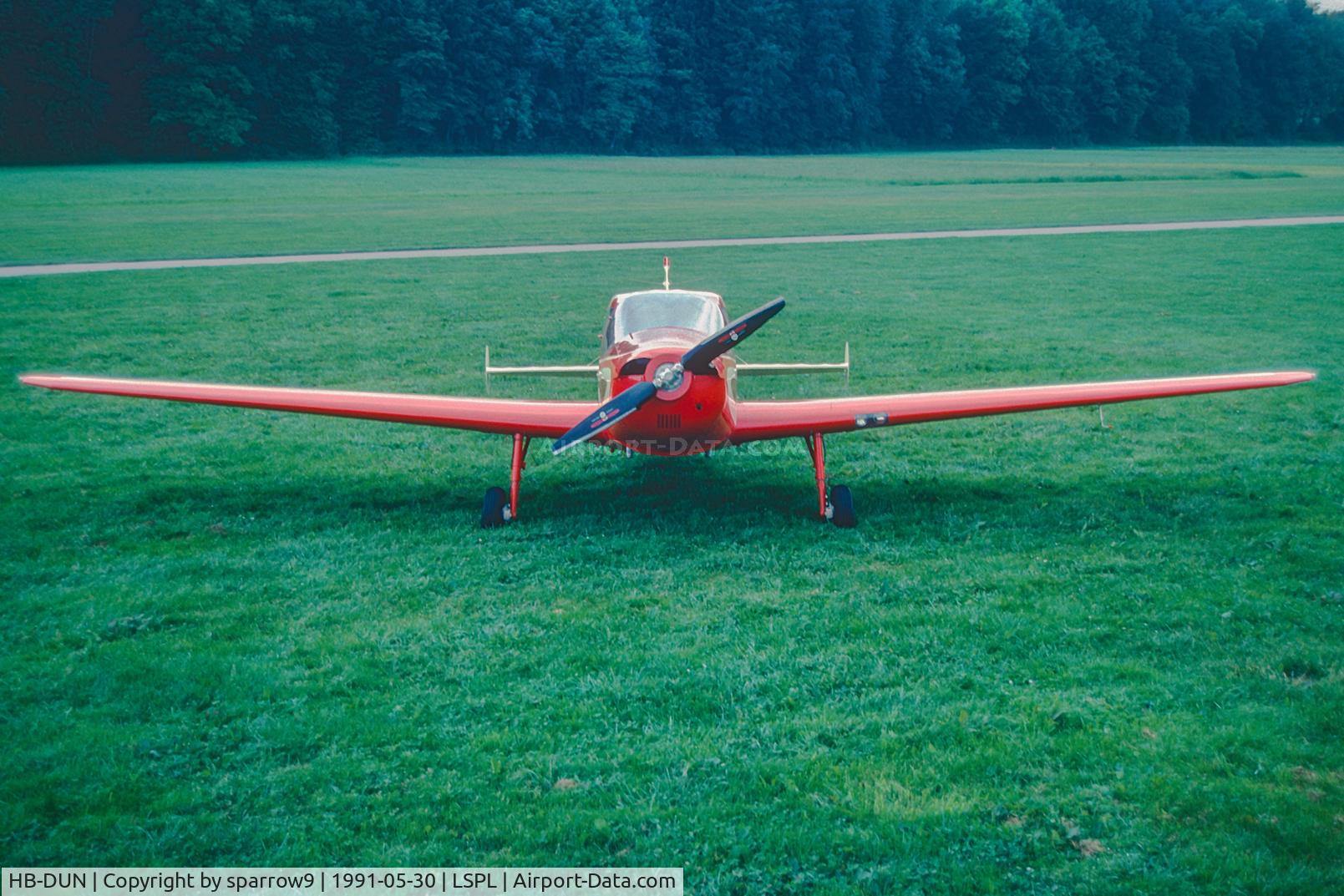 HB-DUN, 1949 Bellanca 14-13-3 Cruisair Senior C/N 1637, Based at Langenthal-Bleienbach since 1977. The then owner flew it to Oskosh via Moscow-Anadyr-Nome, from KOSH to Goose Bay-Kulusuk-Reykjavik - the UK back to LSPL in 80 days.
Scanned from a slide.