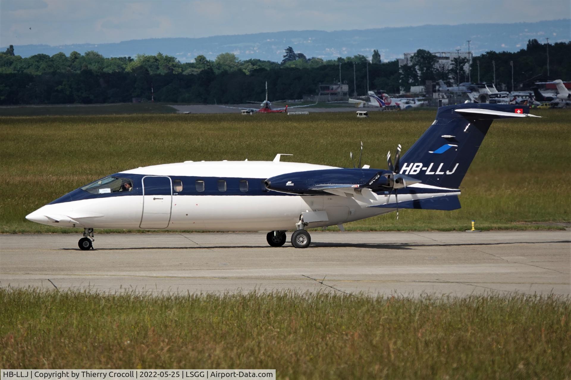 HB-LLJ, 2019 Piaggio P-180 Avanti II EVO C/N 3016, About enter runway 04 at Geneva Airport