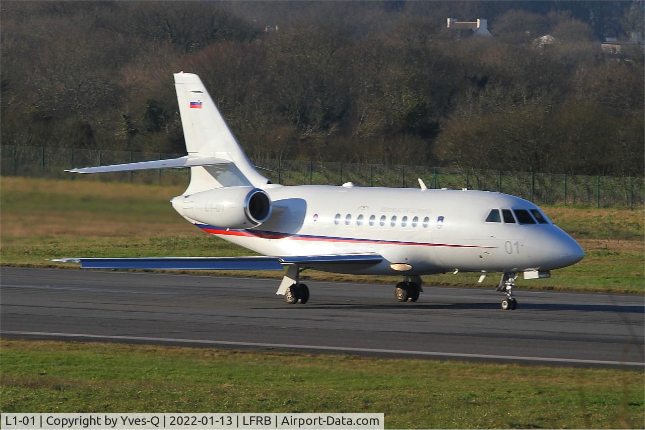 L1-01, 2003 Dassault Falcon 2000EX C/N 15, Dassault Falcon 2000EX, Take off run rwy 07R, Brest-Bretagne airport (LFRB-BES)