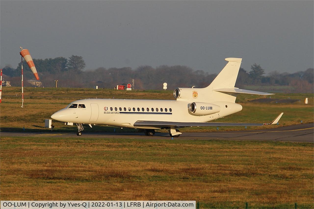 OO-LUM, 2007 Dassault Falcon 7X C/N 004, Dassault Falcon 7X, Taxiing, Brest-Bretagne airport (LFRB-BES)