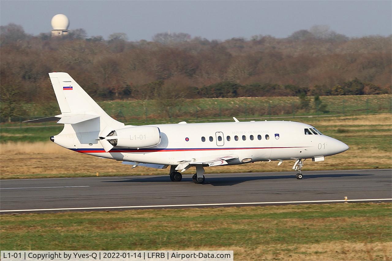 L1-01, 2003 Dassault Falcon 2000EX C/N 15, Dassault Falcon 2000EX, Reverse thrust landing rwy 07R, Brest-Bretagne airport (LFRB-BES)