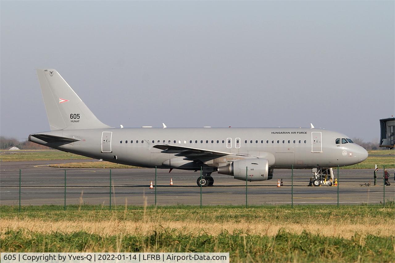 605, 2009 Airbus A319-112 C/N 3865, Airbus A319-112, parked, Brest-Bretagne airport (LFRB-BES)