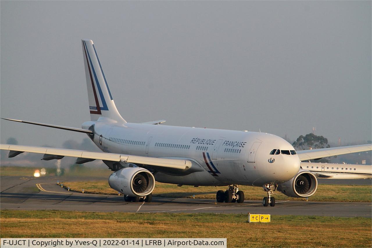 F-UJCT, 2015 Airbus A330-243 C/N 1657, Airbus A330-200, Taxiing, Brest-Bretagne airport (LFRB-BES)