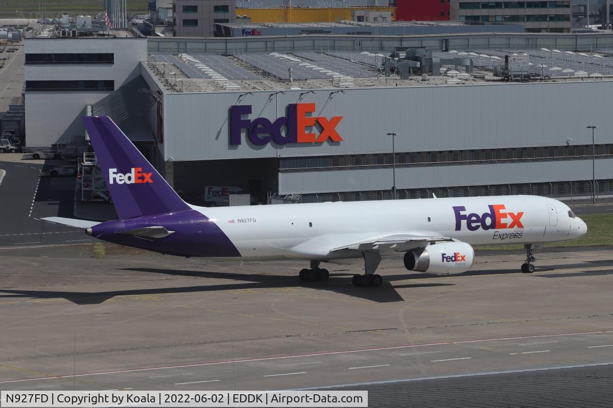 N927FD, 1994 Boeing 757-204 C/N 27220, Double Fedex. Outbound to Istanbul via runway 06