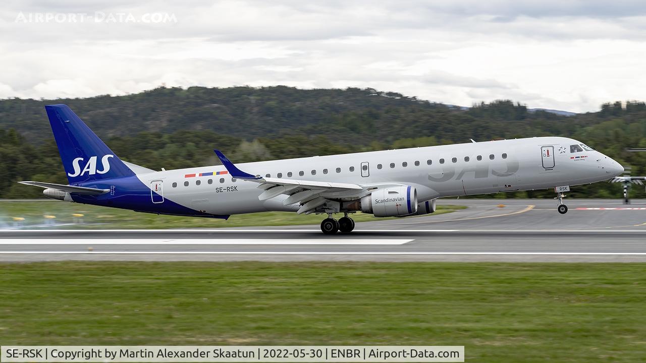 SE-RSK, 2007 Embraer 195LR (ERJ-190-200LR) C/N 19000120, Landing rwy. 17.