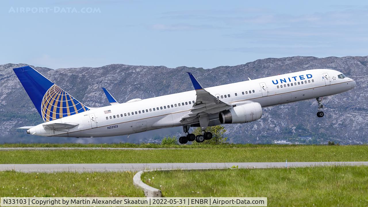 N33103, 1994 Boeing 757-224 C/N 27293, Departing rwy. 35.