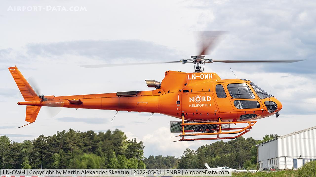 LN-OWH, 2016 Airbus Helicopters AS-350B-3 Ecureuil C/N 8271, Takeoff by the fuel station.