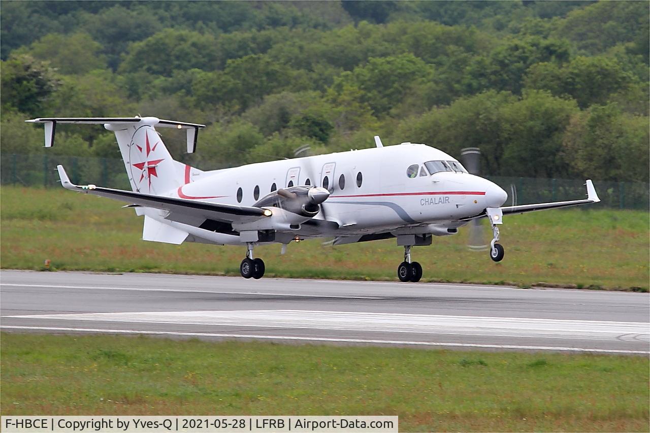 F-HBCE, 1998 Beech 1900D C/N UE-323, Raytheon Aircraft Company 1900D, Landing rwy 07R, Brest-Bretagne airport (LFRB-BES)