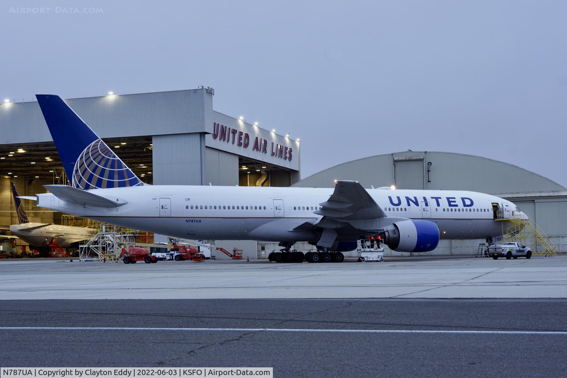 N787UA, 1997 Boeing 777-222 C/N 26939, Early morning SFO 2022.