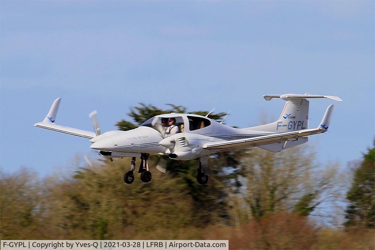 F-GYPL, Diamond DA-42 Twin Star C/N 42.050, Diamond DA-42 Twin Star, On final rwy 25L, Brest-Bretagne airport (LFRB-BES)