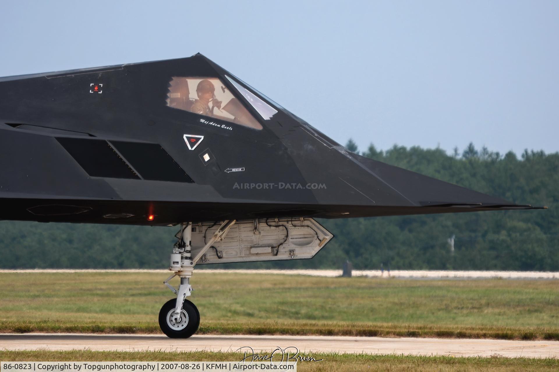 86-0823, 1986 Lockheed F-117A Nighthawk C/N A.4061, Wobbly Goblin Pilot checks out the crowd.