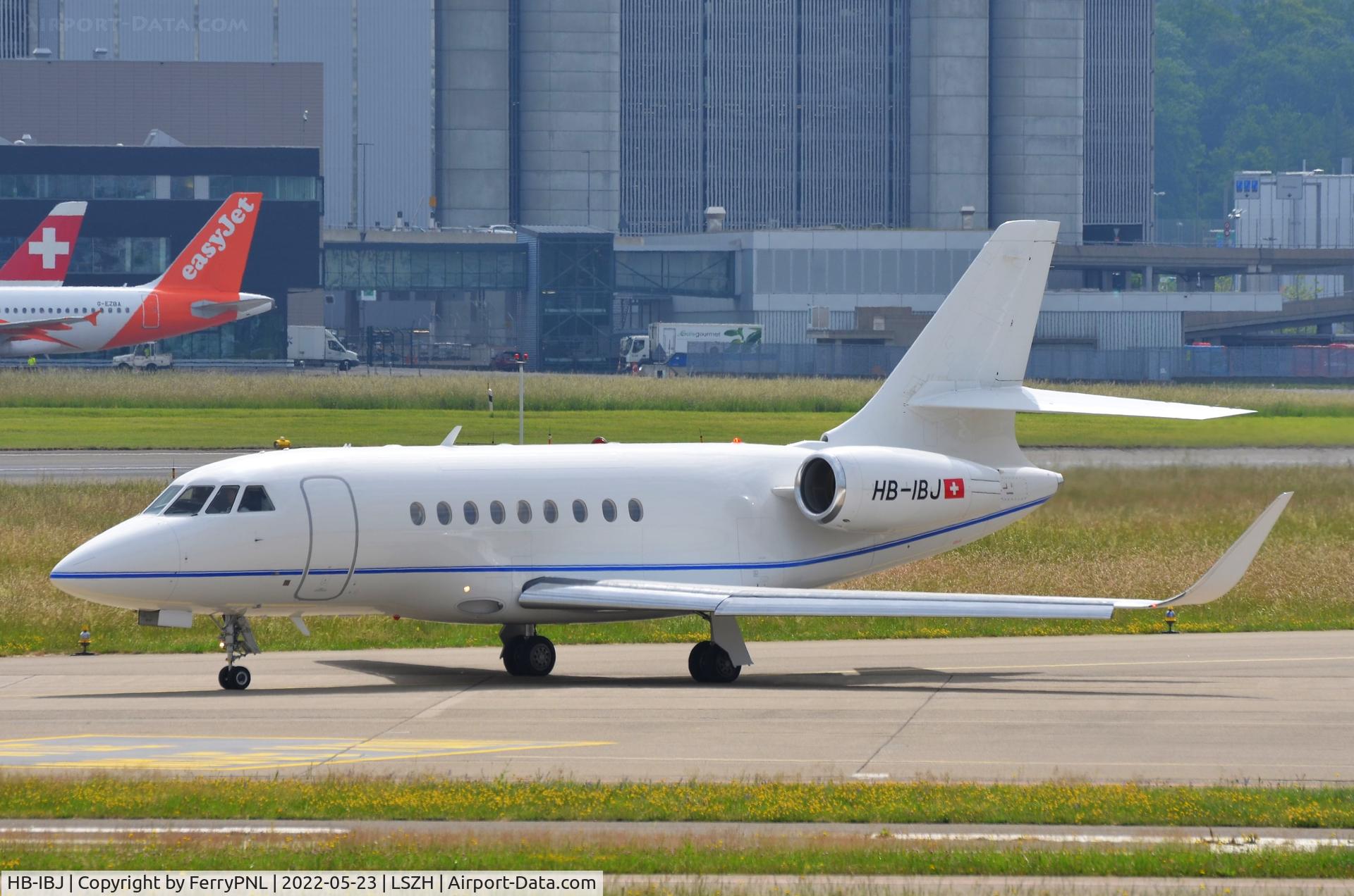 HB-IBJ, Dassault Falcon 2000LXS C/N 340, CAT Aviation DA2000 taxying to the runway
