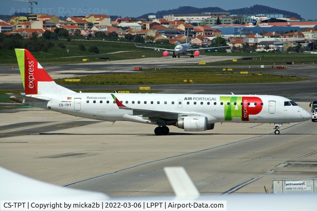 CS-TPT, 2011 Embraer 190LR (ERJ-190-100LR) C/N 19000495, Taxiing