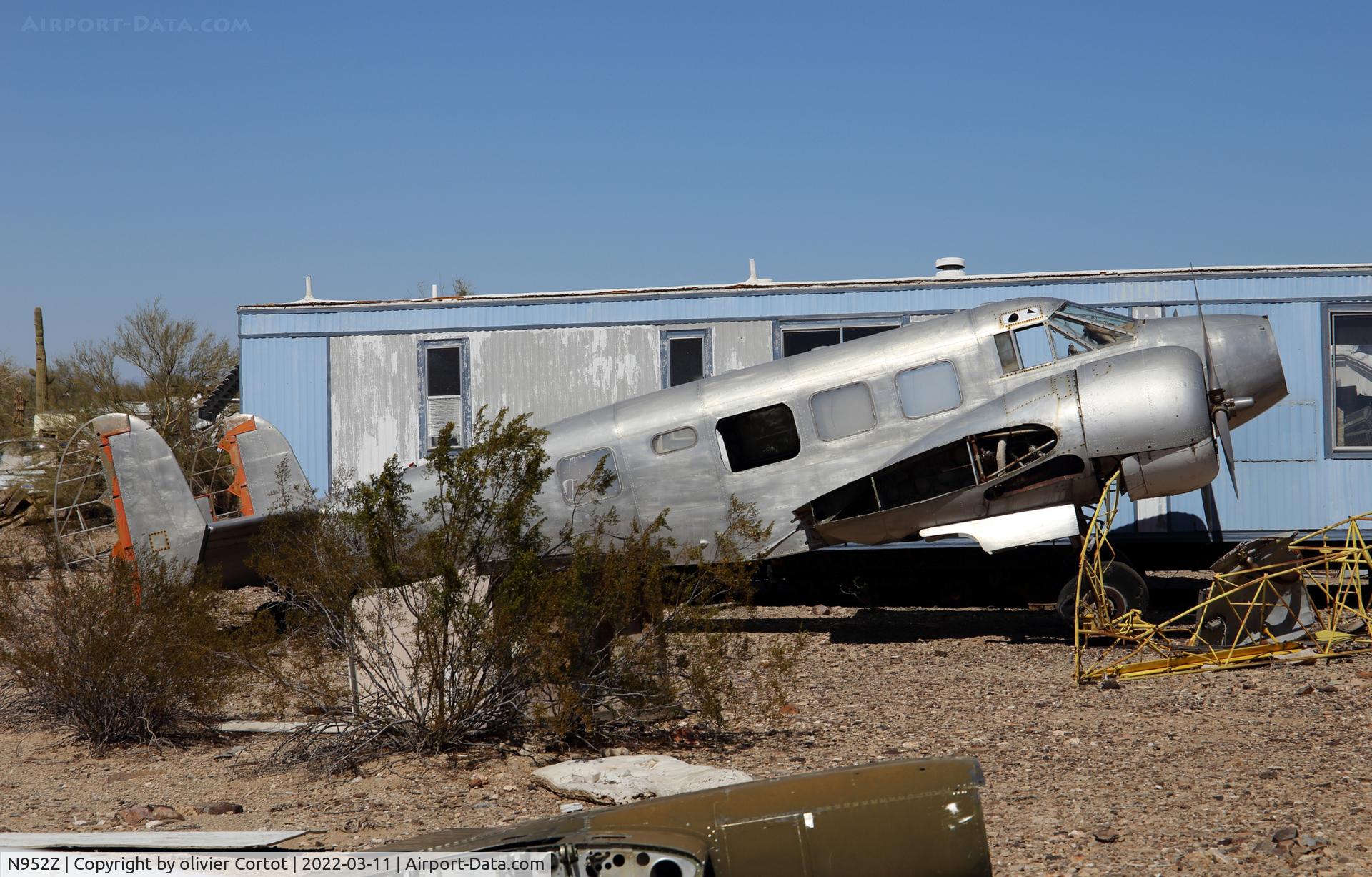 N952Z, 1945 Beech D18S C/N A-7, Quartzsite, march 2022