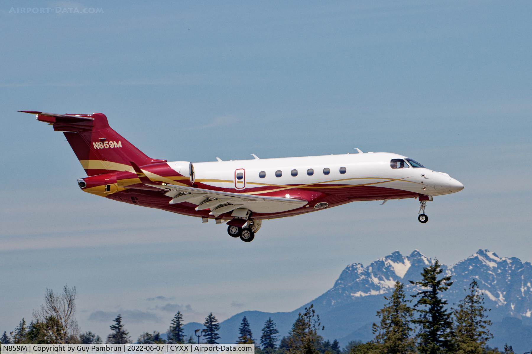 N859M, 2016 Embraer EMB-550 Legacy 500 C/N 55000064, Landing on 07