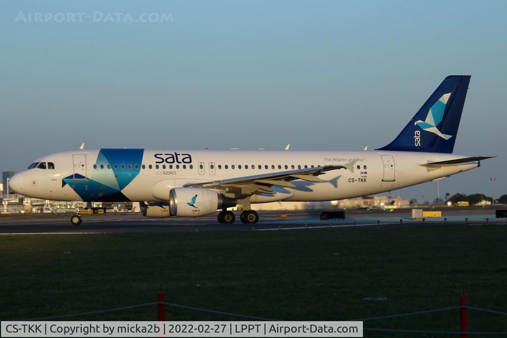 CS-TKK, 2005 Airbus A320-214 C/N 2390, Taxiing