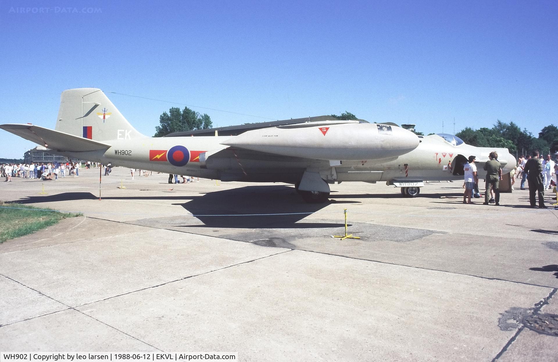 WH902, 1954 English Electric Canberra T.17 C/N SH1645, Værløse Air Base 12.6.1988