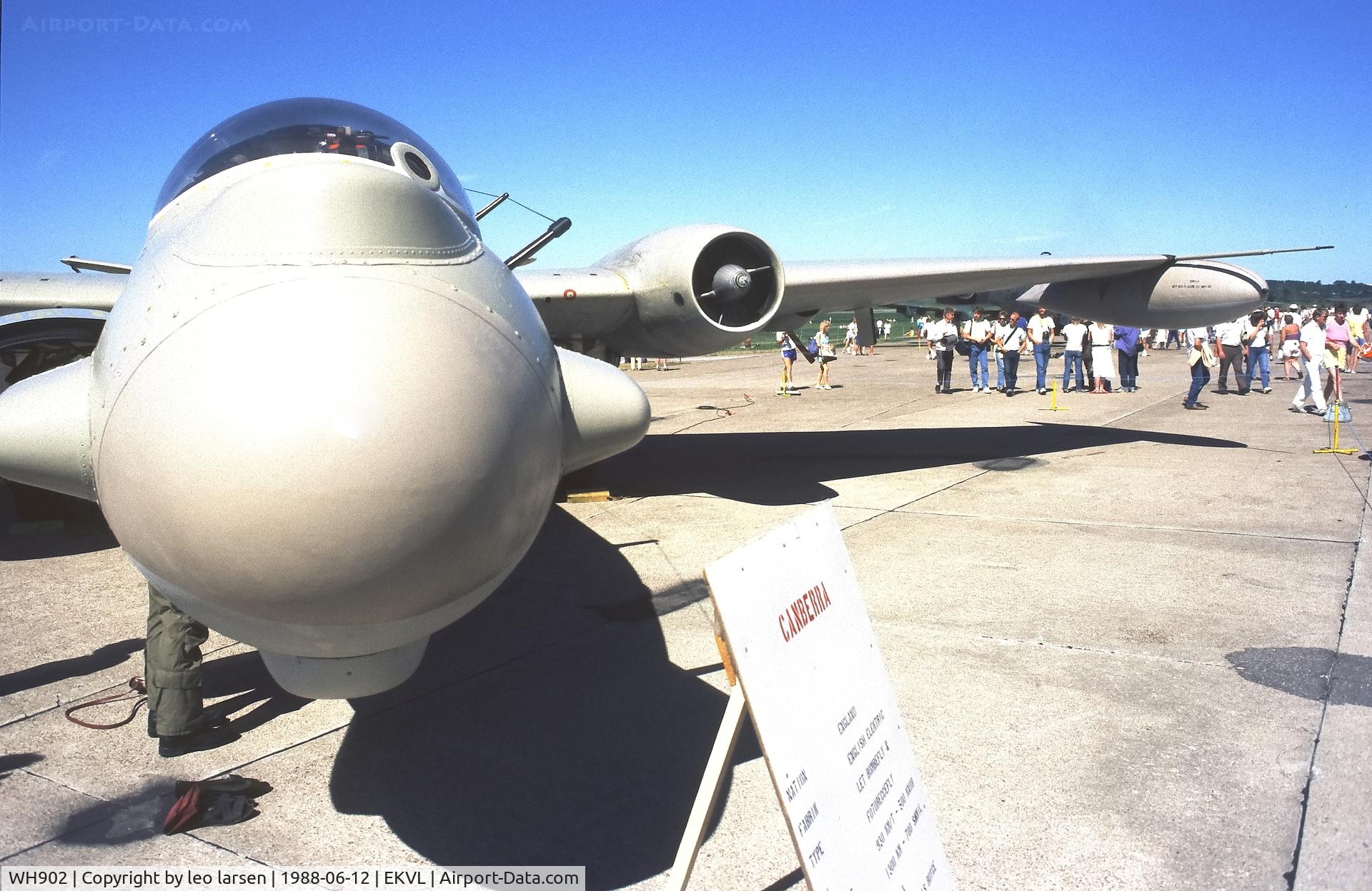 WH902, 1954 English Electric Canberra T.17 C/N SH1645, Værløse Air Base 12.6.1988