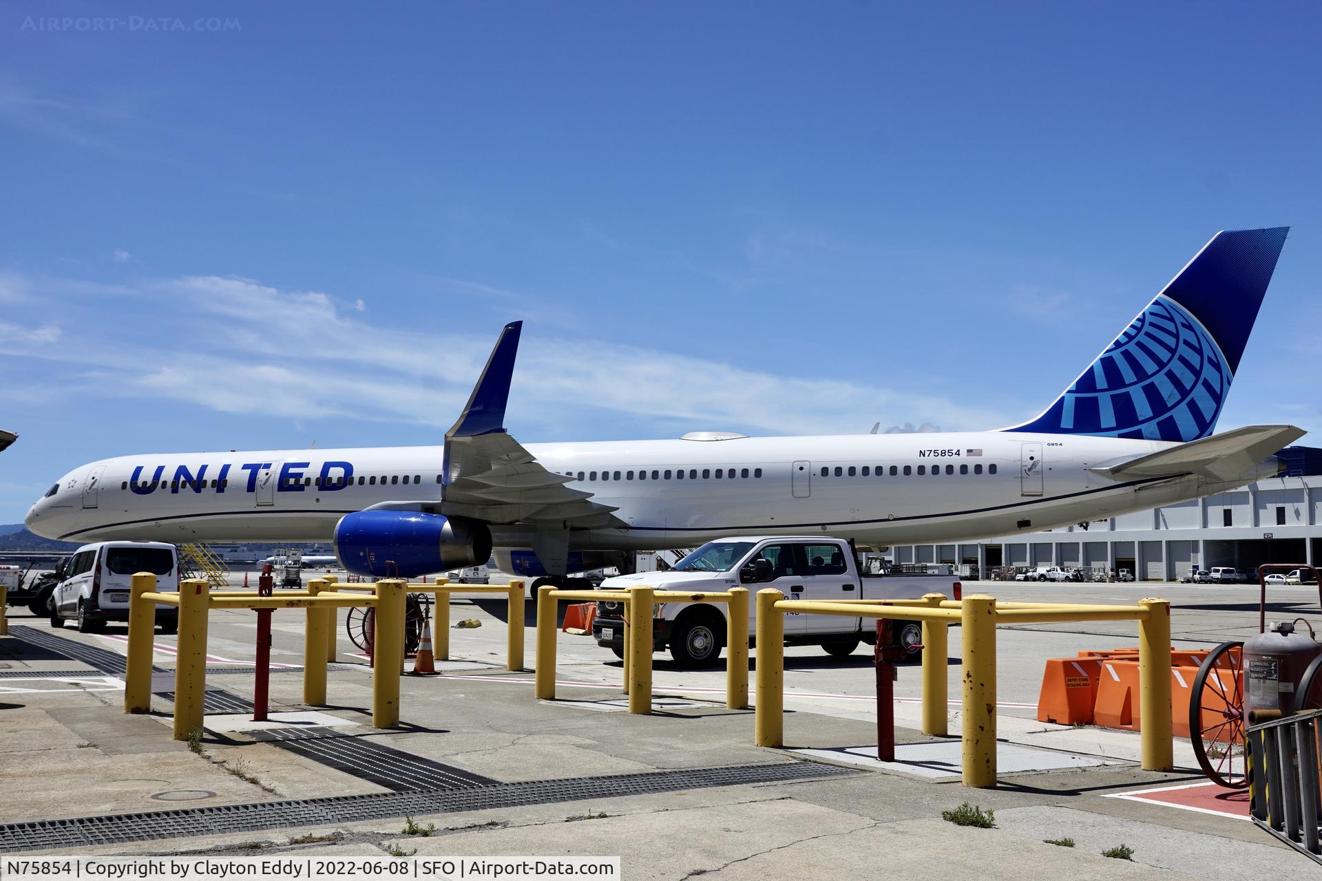 N75854, 2002 Boeing 757-324 C/N 32813, SFO 2022.