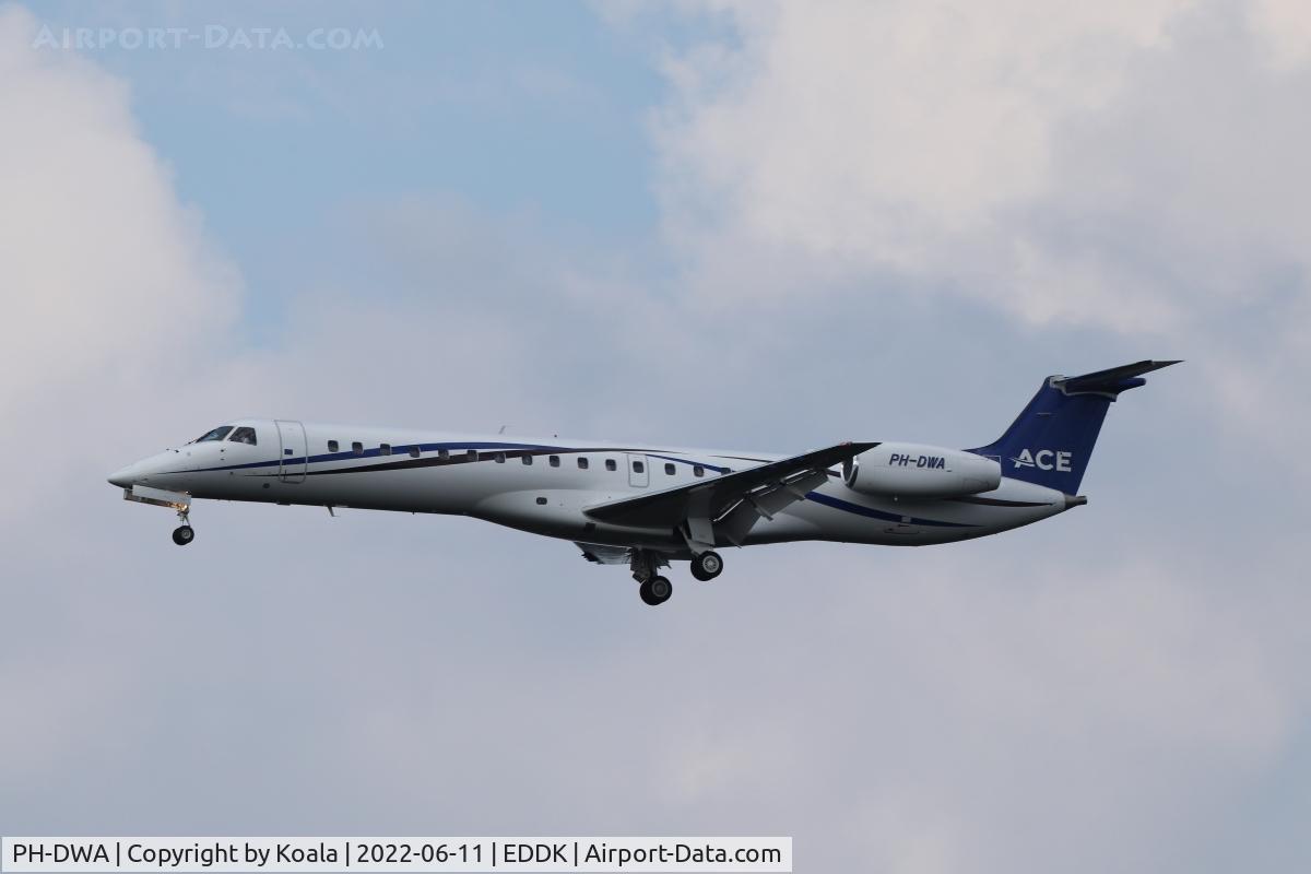 PH-DWA, 2007 Embraer ERJ-145LR (EMB-145LR) C/N 14501000, Short final Runway 32R, inbound from Innsbruck