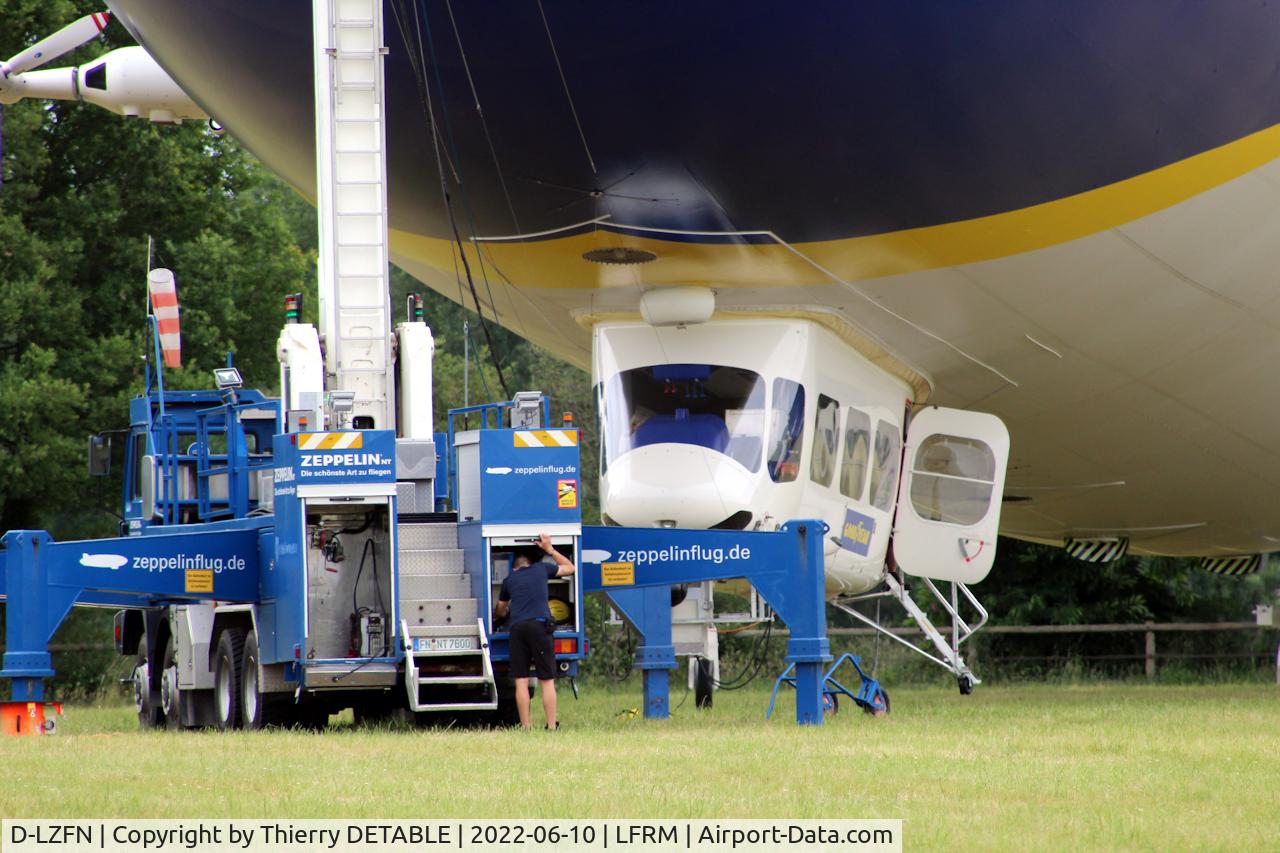 D-LZFN, 1997 Zeppelin LZ N07-100 C/N 001, In its travels outside its base in Freidrichshafen, Le Zeppelin will only be able to rely on its logistics.
Here the mast truck with compartments of the tools necessary for the maintenance of the Zeppelin.
