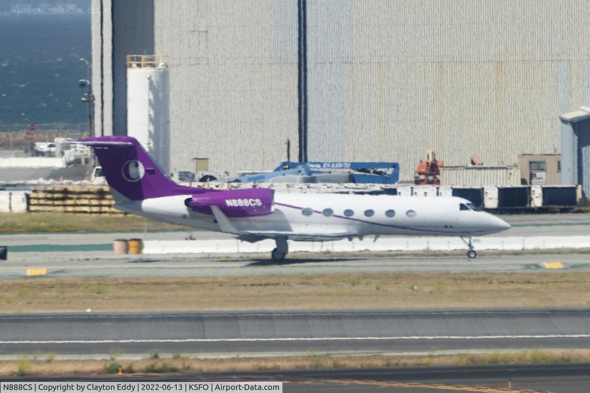N888CS, 2001 Gulfstream Aerospace G-IV C/N 1469, Sky Terrace SFO 2022.