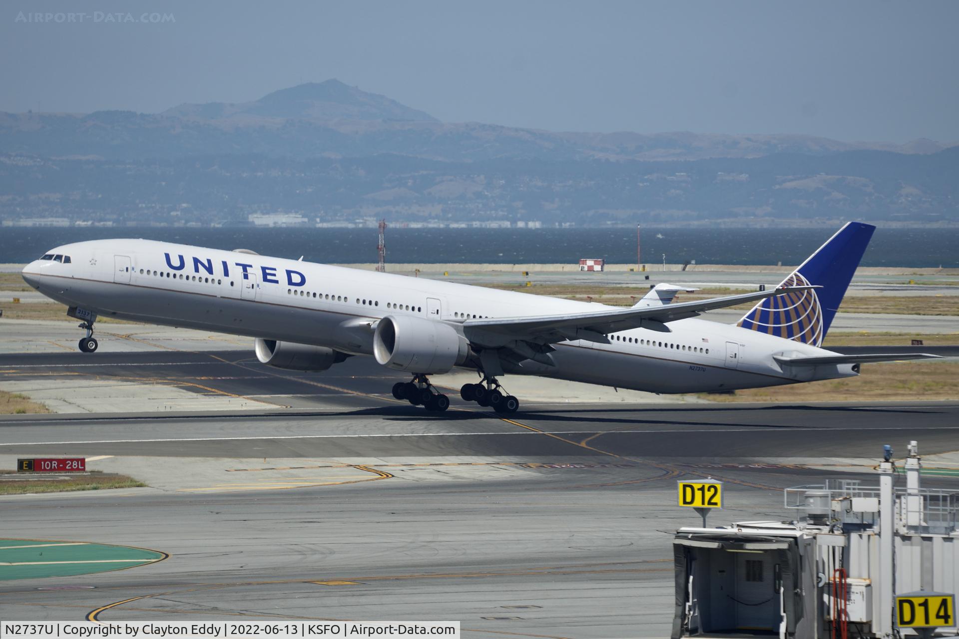N2737U, 2017 Boeing 777-300/ER C/N 62647, Sky Terrace SFO 2022.