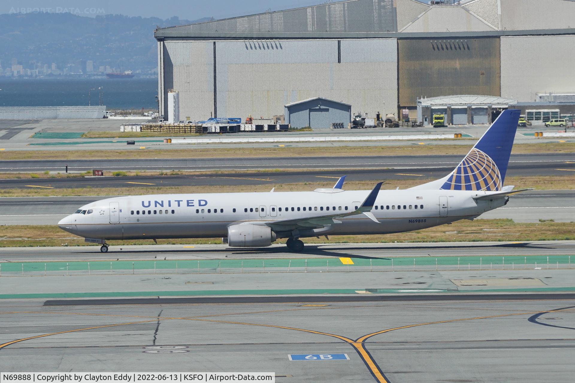 N69888, 2015 Boeing 737-924/ER C/N 42191, Sky Terrace SFO 2022.