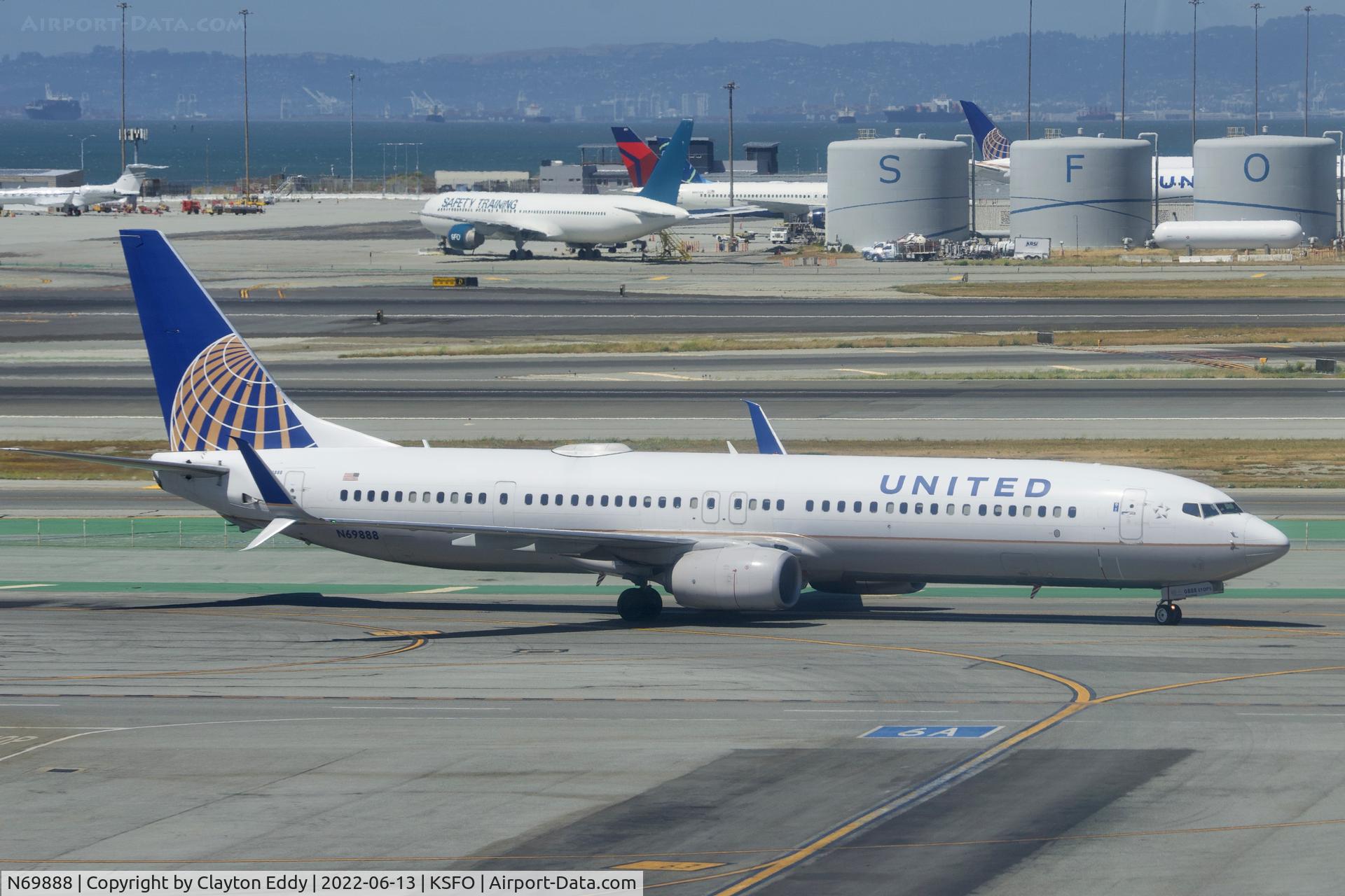 N69888, 2015 Boeing 737-924/ER C/N 42191, Sky Terrace SFO 2022.