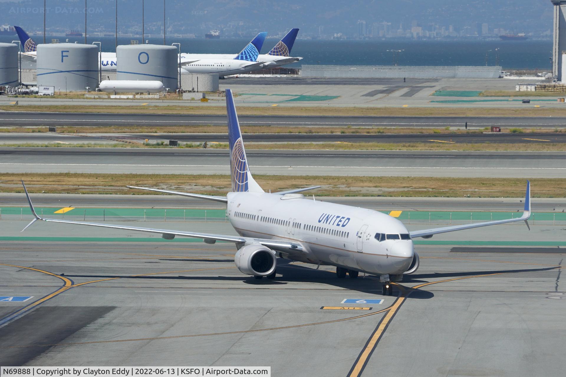 N69888, 2015 Boeing 737-924/ER C/N 42191, Sky Terrace SFO 2022.