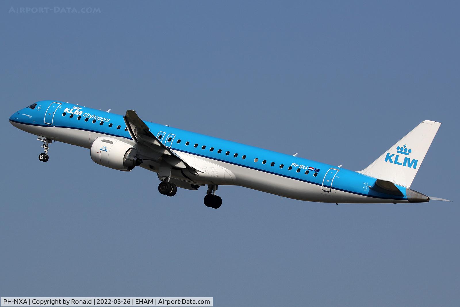 PH-NXA, 2021 Embraer E195-E2 (ERJ-190-400STD) C/N 19020045, at spl