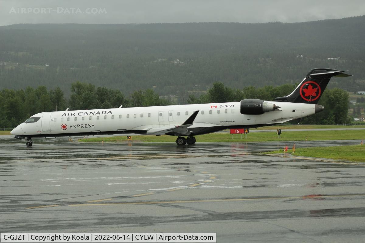 C-GJZT, 2016 Bombardier CRJ-900 (CL-600-2D24) C/N 15423, New c/s, leaving to Calgary