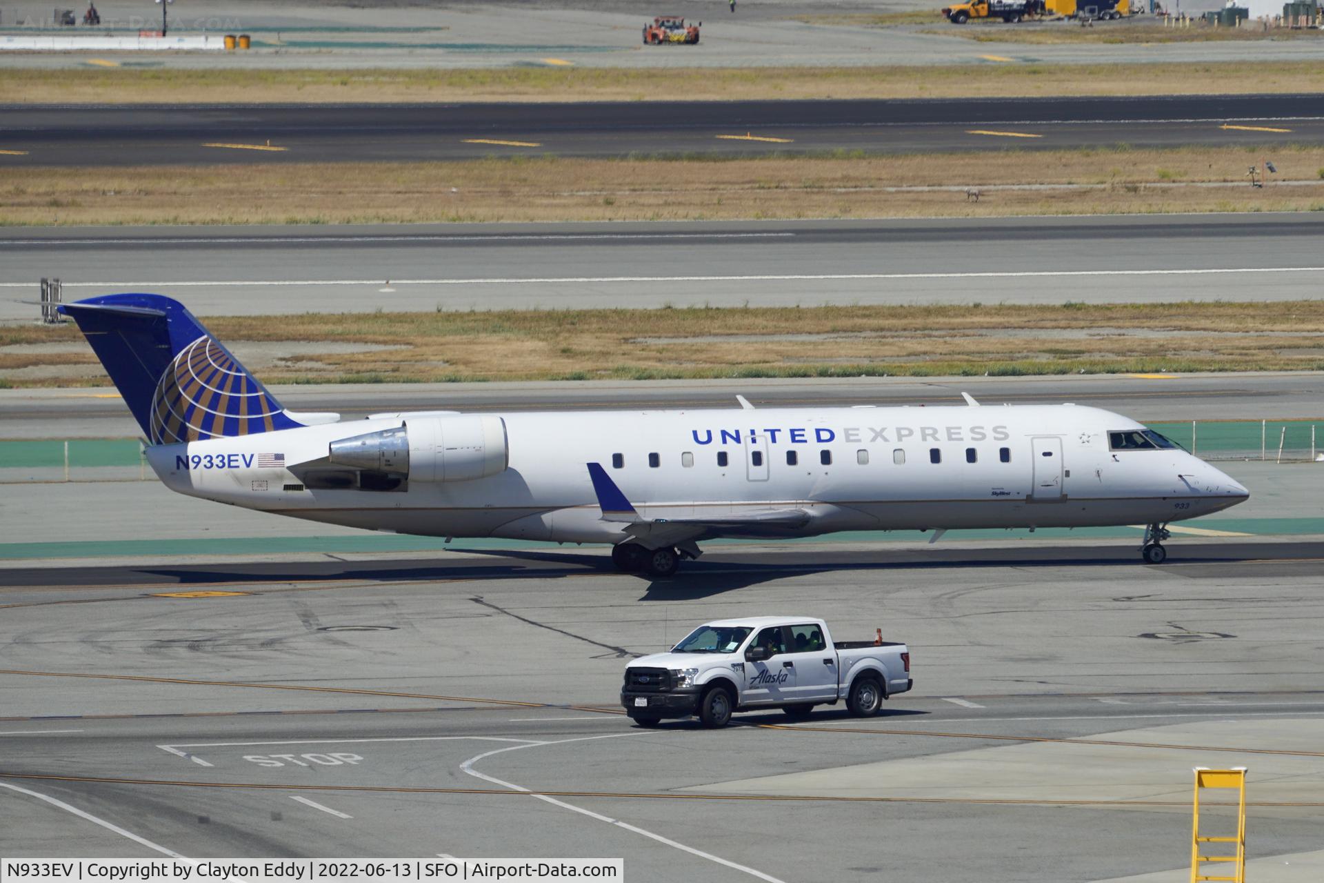 N933EV, 2005 Canadair CRJ-200ER (CL-600-2B19) C/N 8022, Sky Terrace SFO 2022.