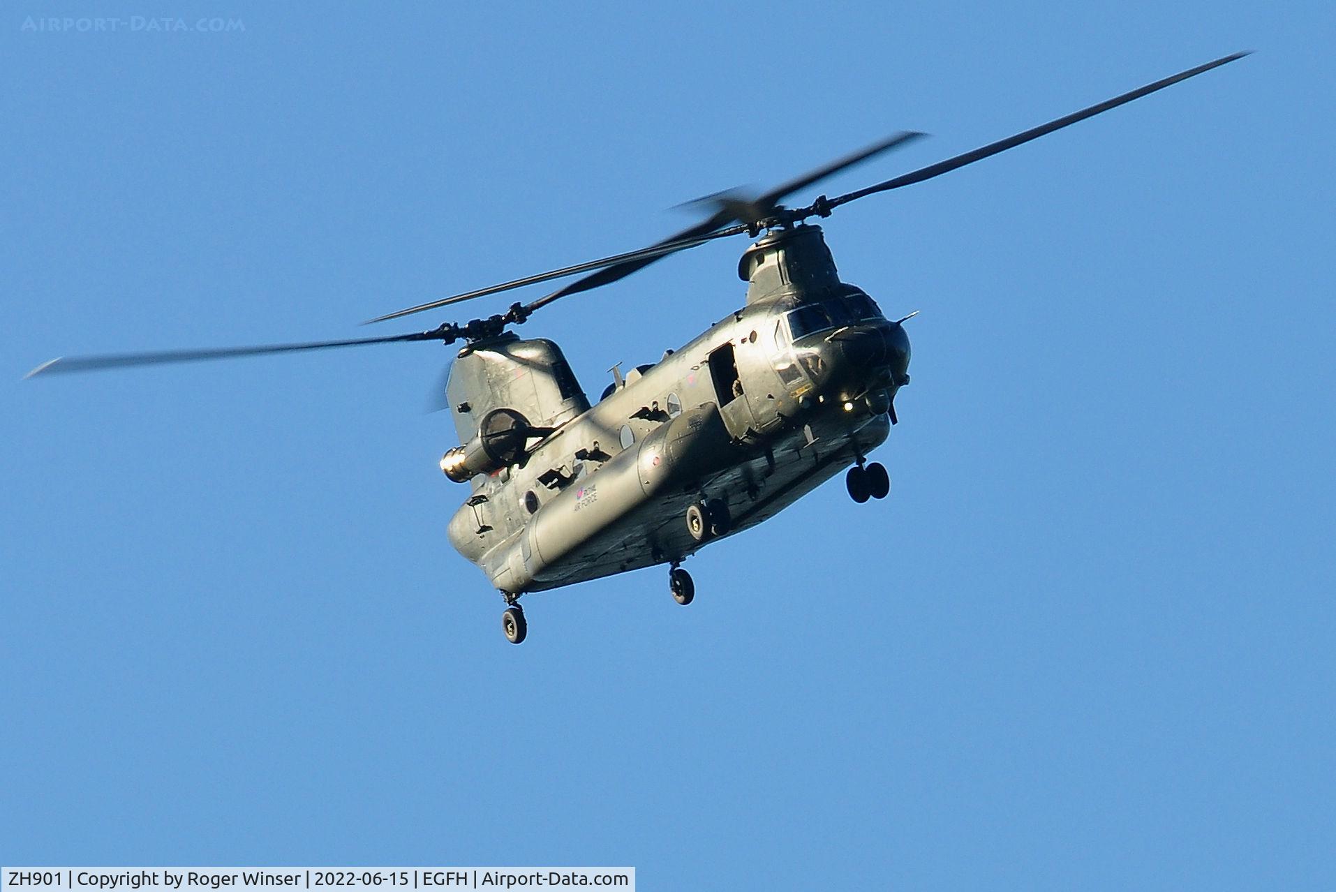 ZH901, 1998 Boeing Chinook HC.5 C/N M4480, RAF Chinook HC.5 helicopter approaching Runway 22.