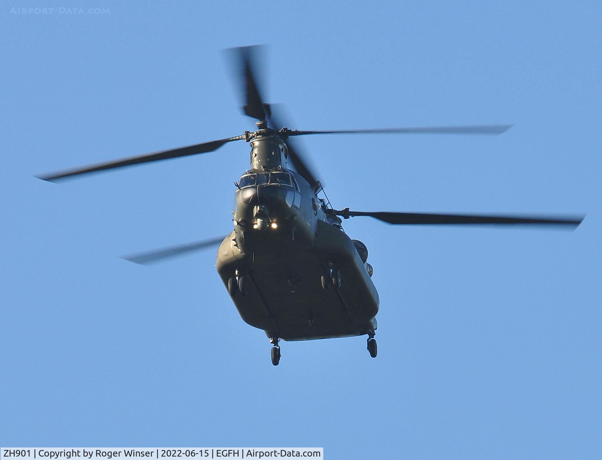 ZH901, 1998 Boeing Chinook HC.5 C/N M4480, RAF Chinook HC.5 helicopter approaching Runway 22.