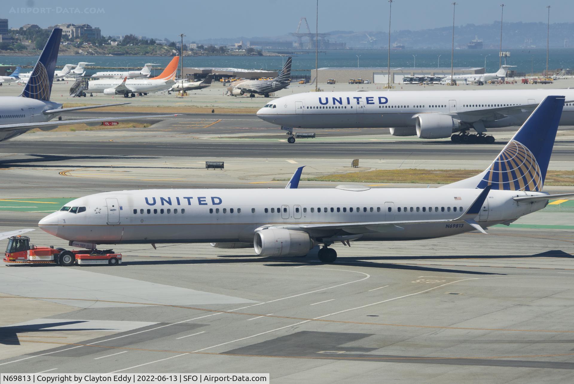 N69813, 2014 Boeing 737-924/ER C/N 43531, Sky Terrace SFO 2022.