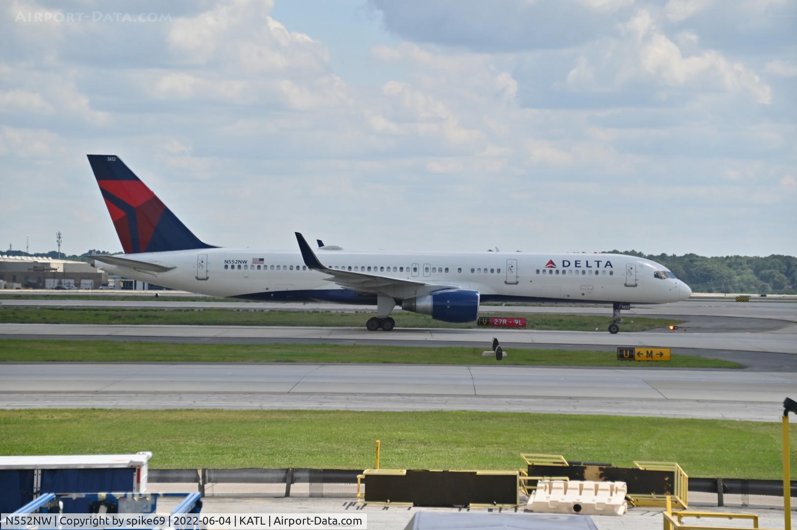 N552NW, 2001 Boeing 757-251 C/N 26499, N552NW taxis at KATL