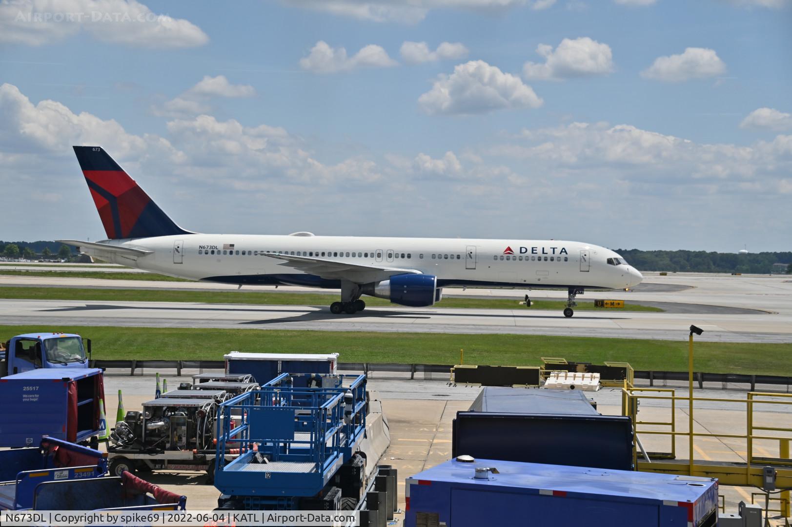 N673DL, 1992 Boeing 757-232 C/N 25978, N673DL taxis at KATL