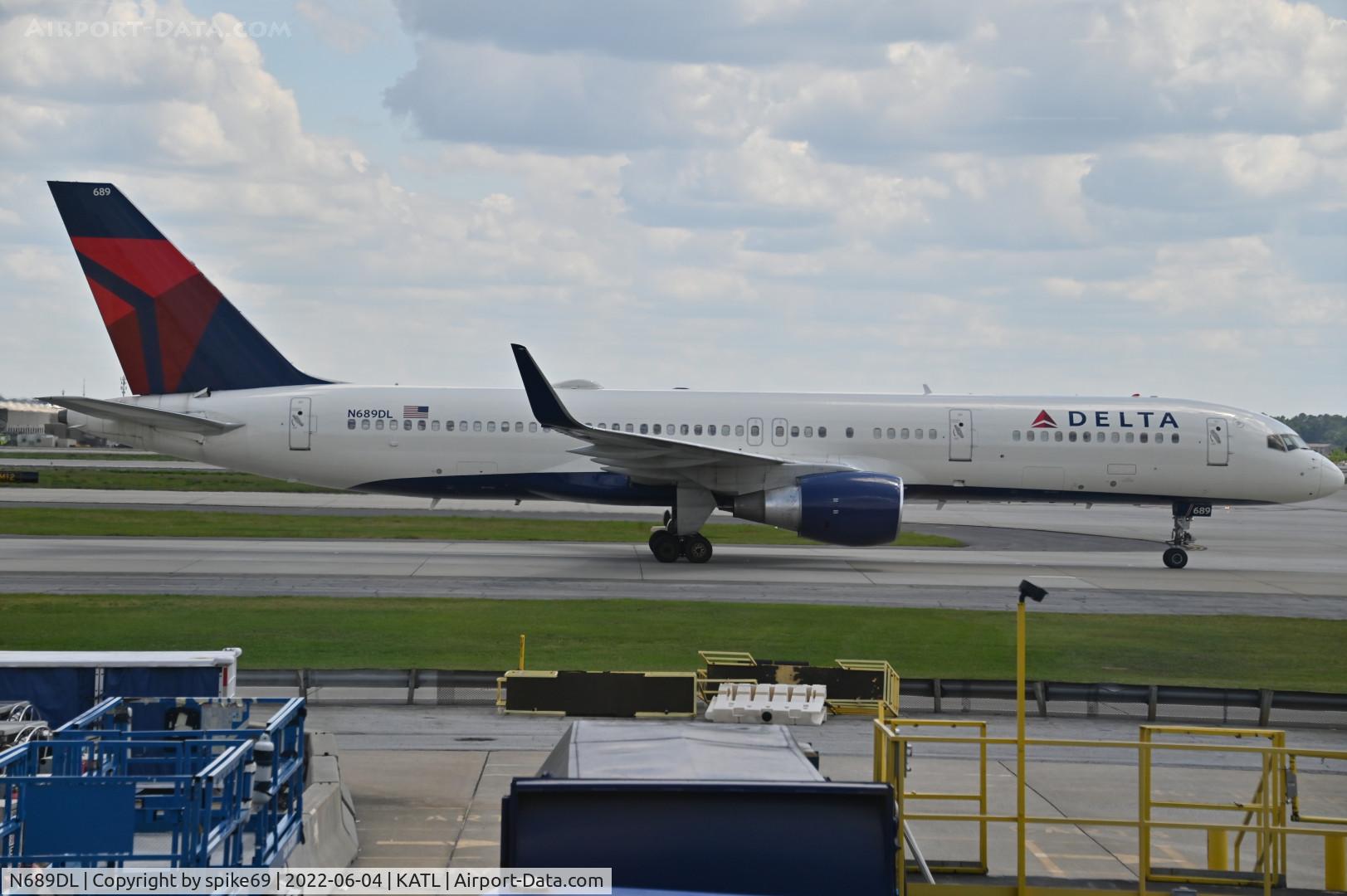 N689DL, 1998 Boeing 757-232 C/N 27172, N689DL taxis at KATL