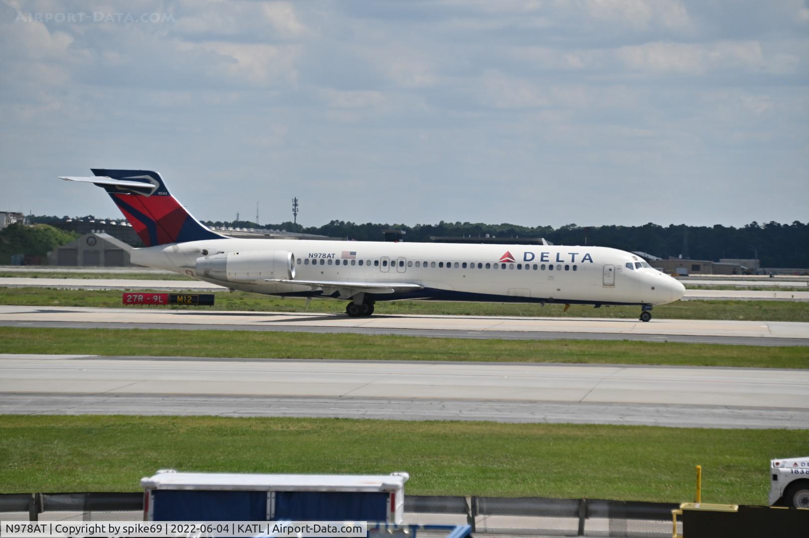 N978AT, 2002 Boeing 717-200 C/N 55037, N978AT taxis at KATL