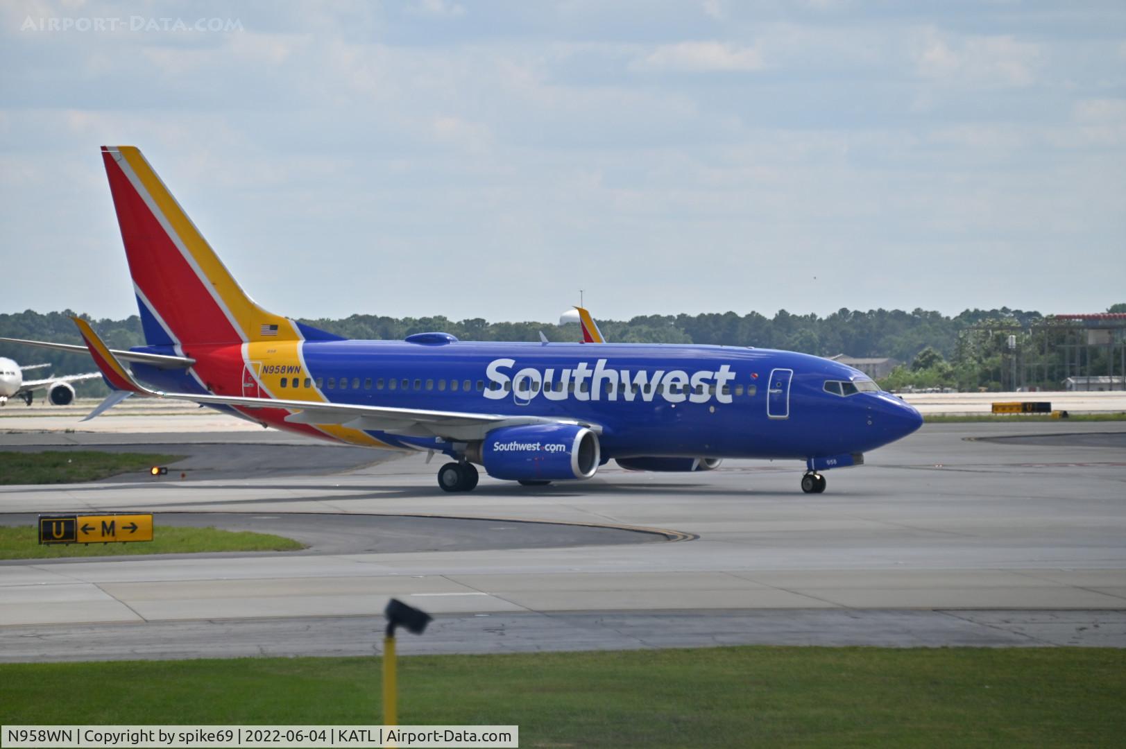 N958WN, 2011 Boeing 737-7H4 C/N 36673, N958WN taxis at KATL